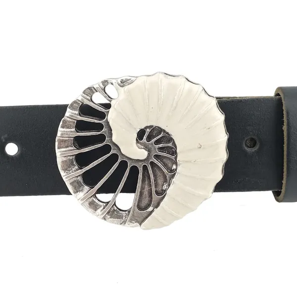 Design Gürtelschnalle Lexa creme von Umjubelt - am Gürtel